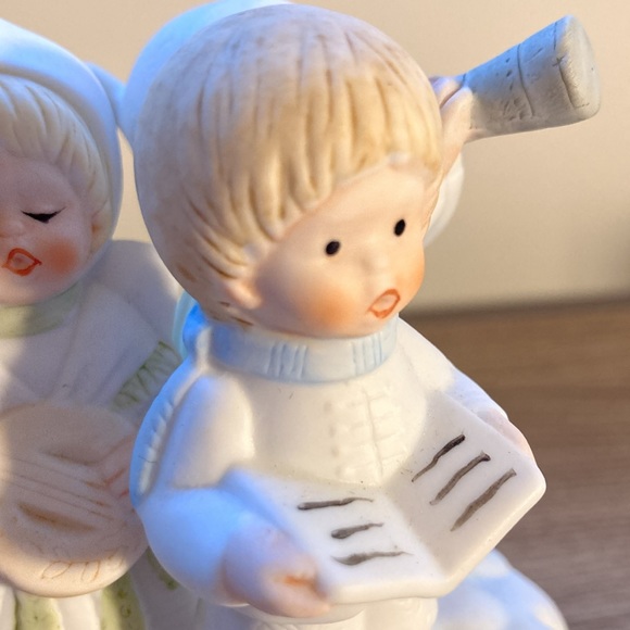 Christmas Carolers porcelain music box “joy to the world “ - Picture 9 of 14